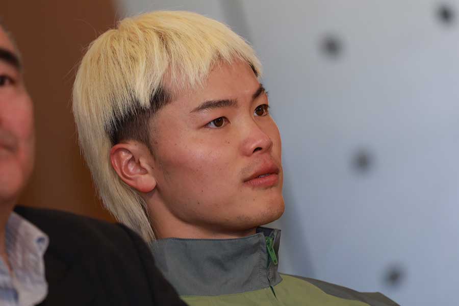 前日計量をパスし、取材に応じる那須川天心【写真:山口比佐夫】