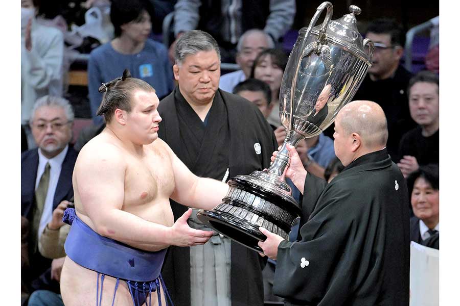 大相撲九州場所、優勝した安青錦(左)【写真:スポーツ報知/アフロ】