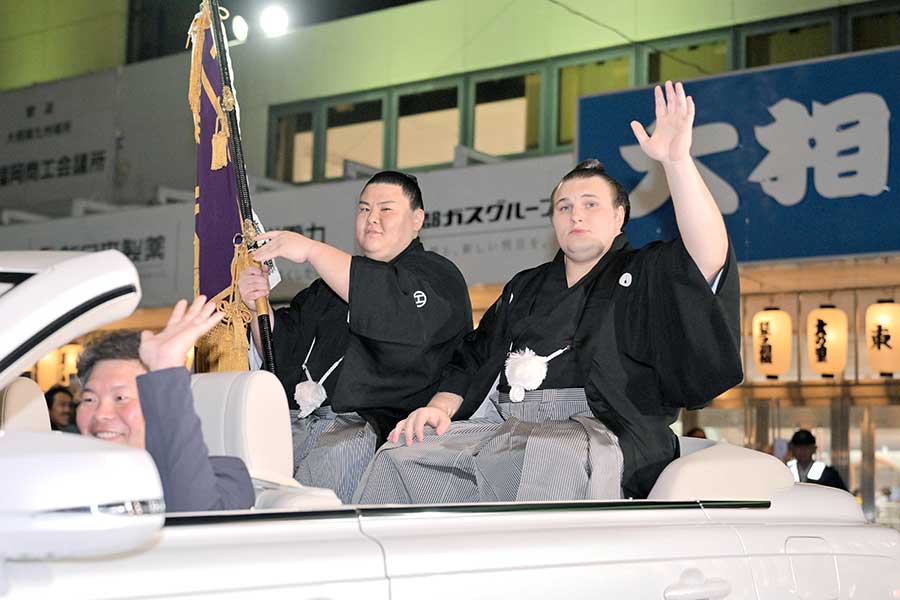 優勝パレードを行った安青錦(右)【写真:スポーツ報知/アフロ】