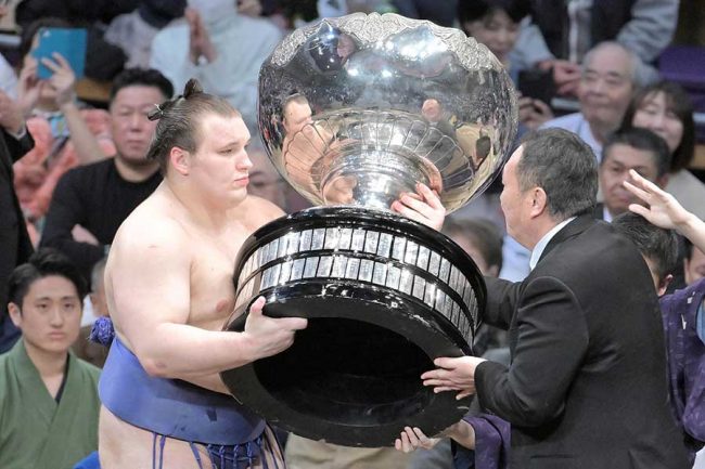 大相撲Vで贈られた豪華な副賞 宮崎牛1頭分、日本酒＆ビール1年分…巨大