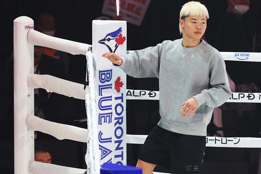 試合前のリングに現れた那須川天心。ニュートラルコーナーにはブルージェイズの球団ロゴが掲出された【写真:山口比佐夫】