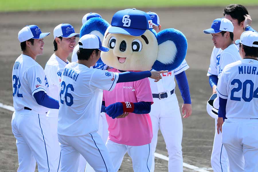 ドアラと中日の選手たち【写真：産経新聞社】
