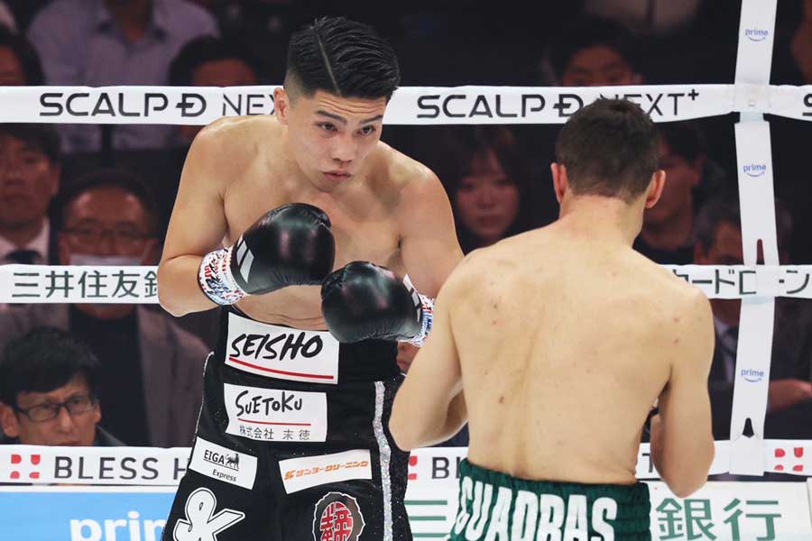 クアドラスに8回TKO勝ちした坪井智也【写真：山口比佐夫】