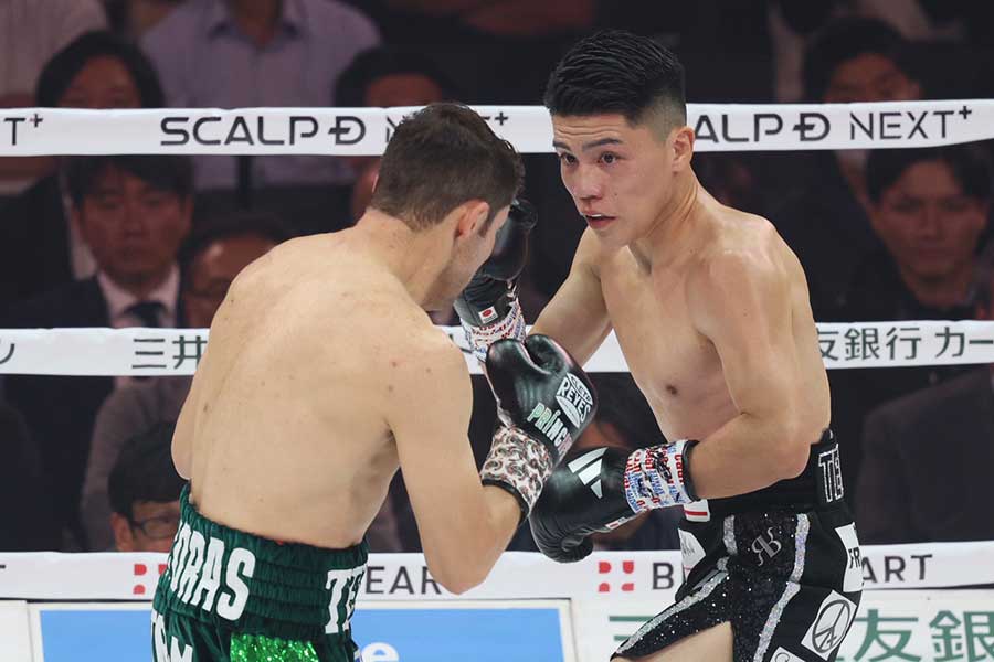 クアドラスに8回TKO勝ちした坪井智也【写真：山口比佐夫】