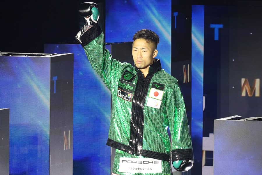 那須川戦、入場ポーズをとる井上拓真【写真:山口比佐夫】