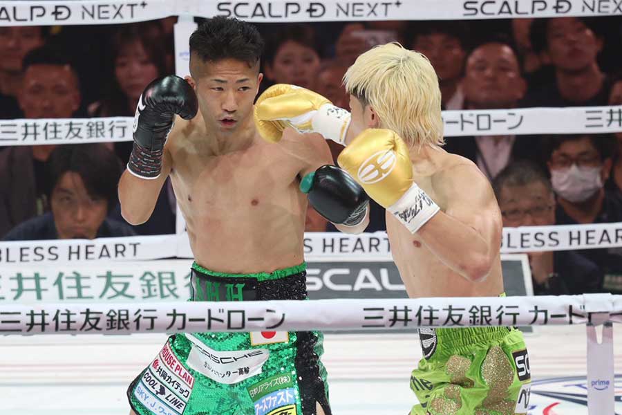 那須川天心(右)に判定勝ちした井上拓真【写真:山口比佐夫】