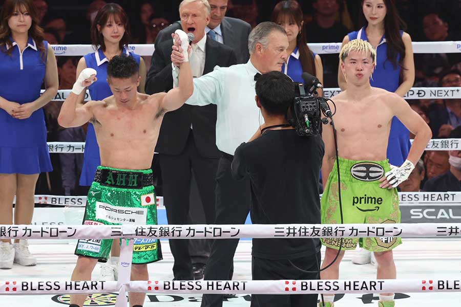 名前を呼ばれガッツポーズする井上拓真(左)と敗戦した那須川天心【写真:山口比佐夫】