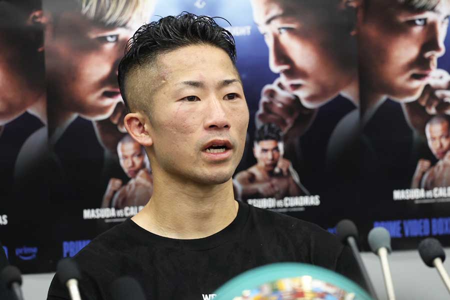 那須川に判定勝ち後、会見でコメントする井上拓真【写真:山口比佐夫】