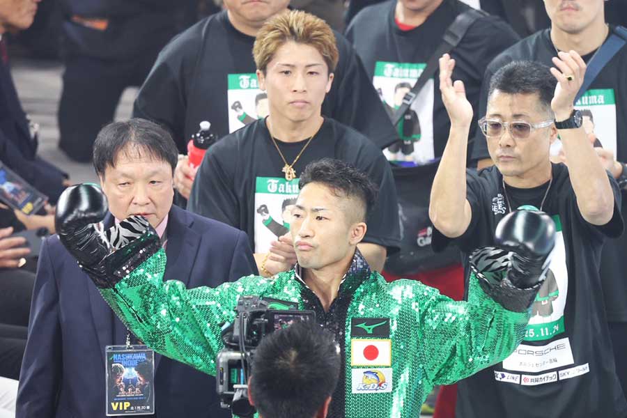井上拓真（中央）と兄の尚弥（後ろ）【写真：山口比佐夫】