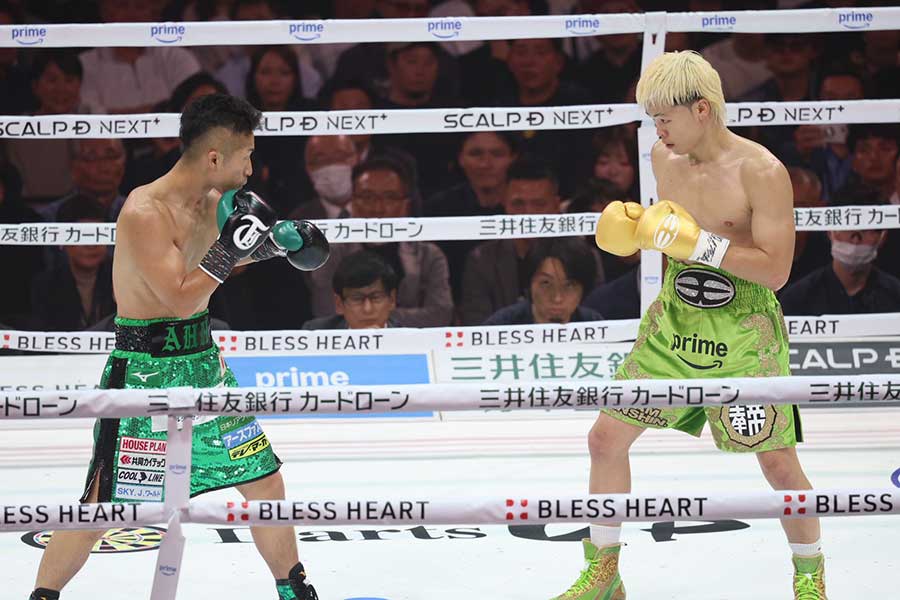 WBC世界バンタム級王座決定戦12回戦で対戦した井上拓真（左）、那須川天心【写真：山口比佐夫】