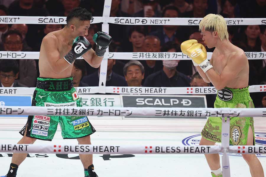 WBC世界バンタム級王座決定戦12回戦で対戦した井上拓真（左）と那須川天心【写真：山口比佐夫】