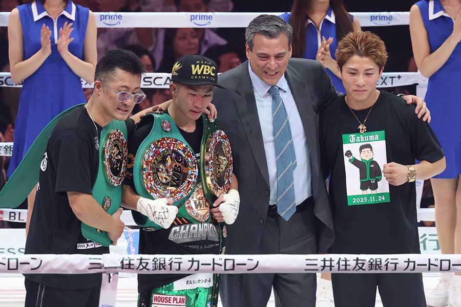 勝利後、家族らと記念撮影をした井上拓真(左から2番目)【写真:山口比佐夫】