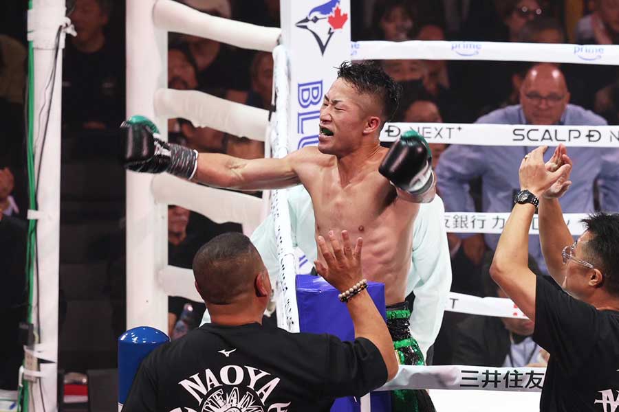 リングコーナーに上がってガッツポーズ、歓喜を爆発させた井上拓真【写真：山口比佐夫】