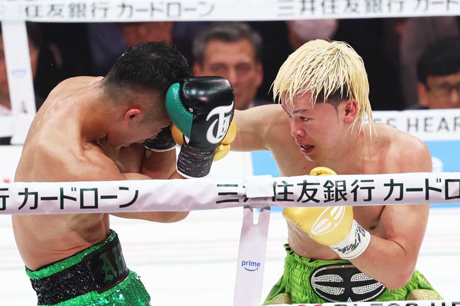 井上拓真に右パンチを当てる那須川天心【写真:山口比佐夫】