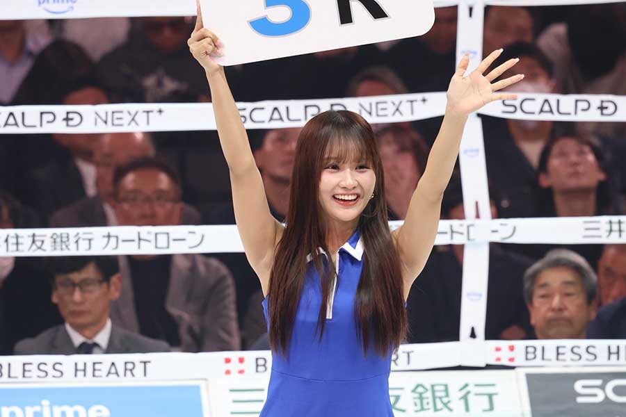 ラウンドガールとしてリングに登場した森脇梨々夏【写真:山口比佐夫】