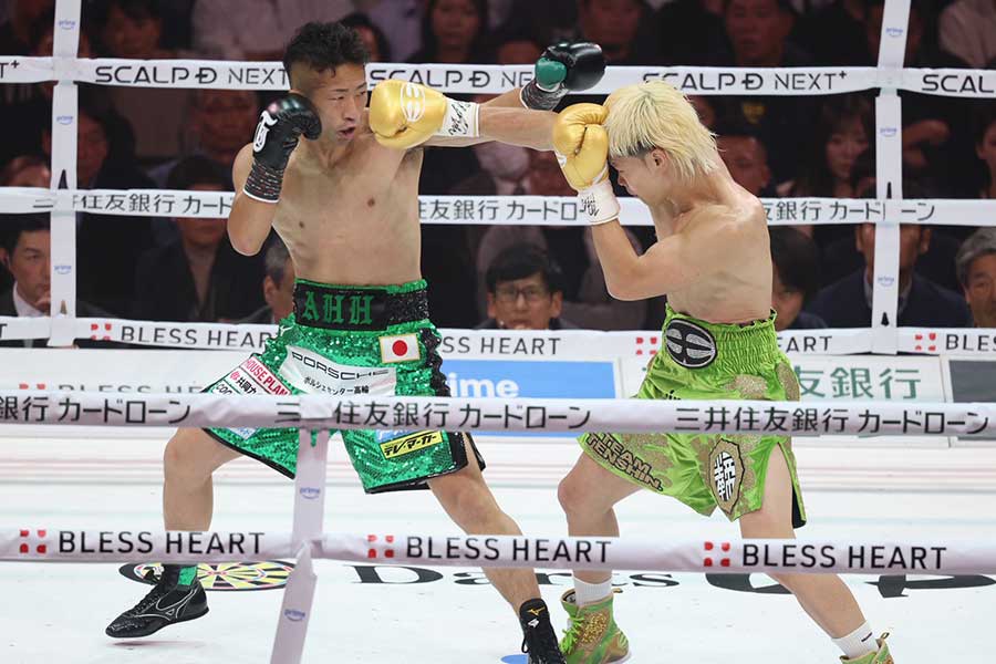 世界バンタム級王座決定戦で対戦した井上拓真(左)と那須川天心【写真:山口比佐夫】