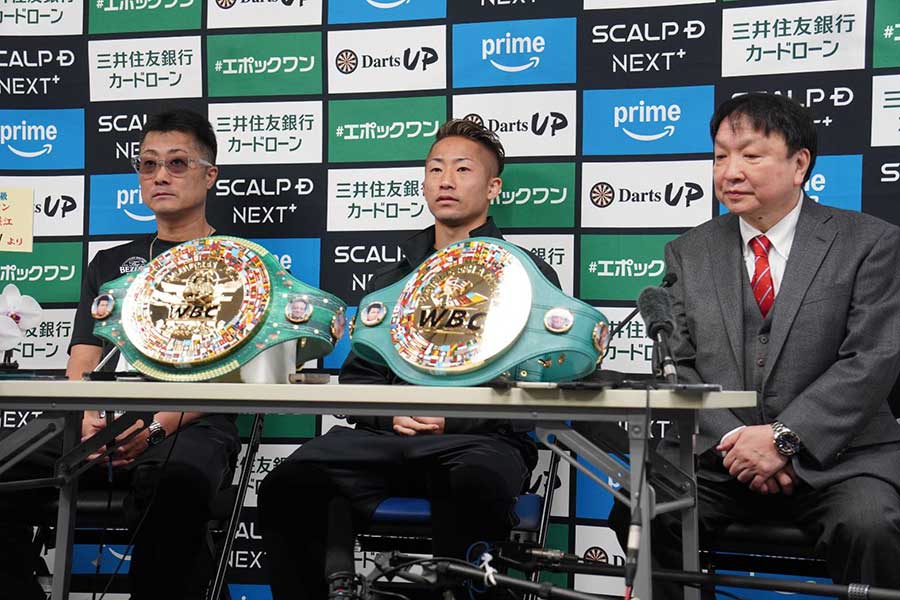 一夜明け会見を行った井上拓真(中央)【写真:澤田直人】