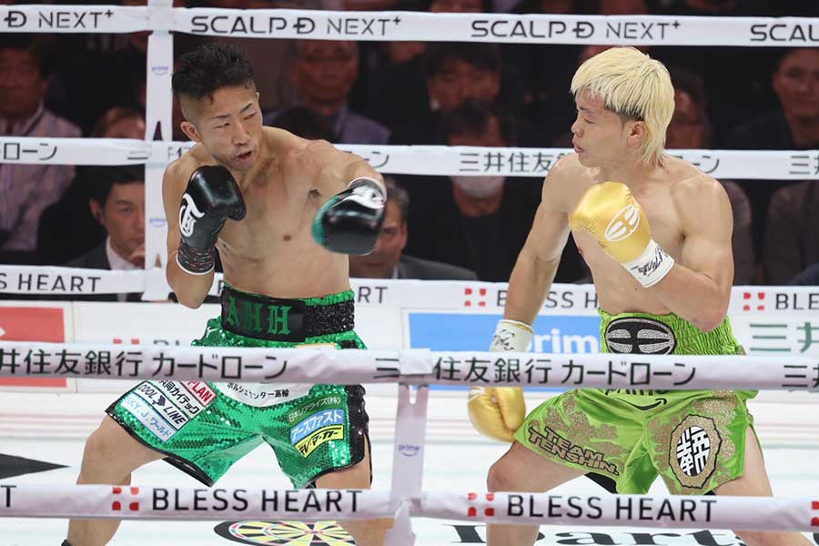 那須川天心と井上拓真（左）【写真：山口比佐夫】