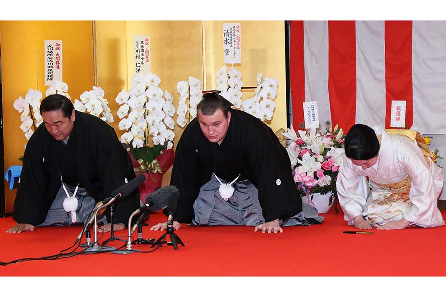 伝達式に臨んだ安青錦(中央)【写真:産経新聞社】