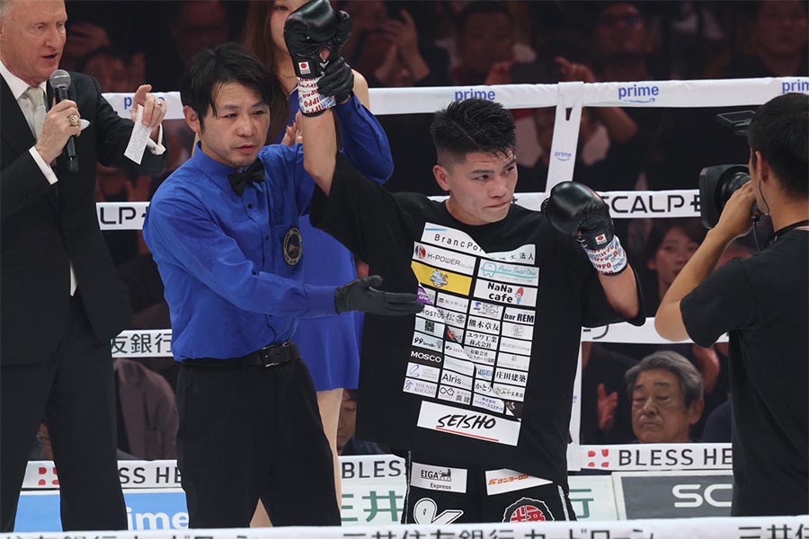 クアドラスに8回TKO勝ちした坪井智也【写真：山口比佐夫】