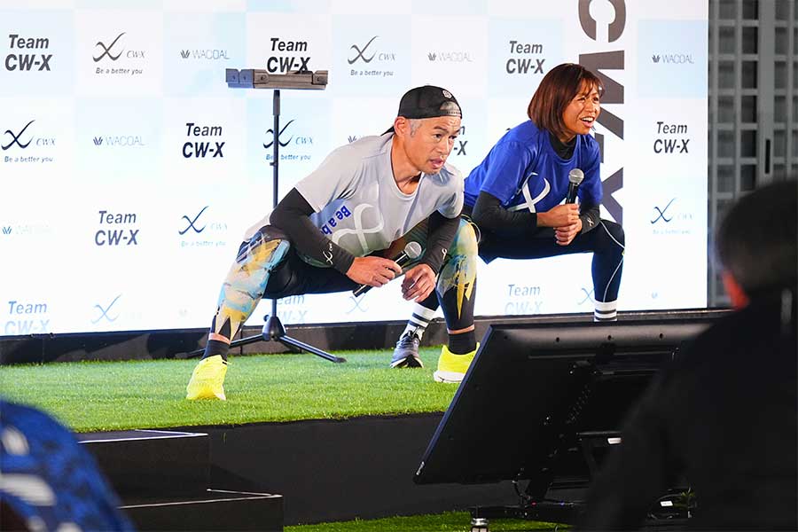 股割りを披露したイチロー氏。運動を習慣化することがコンディション維持につながると力説した