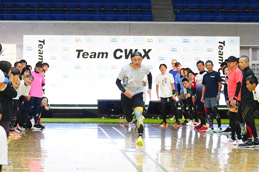 51歳以上限定のスポーツテストに登壇したイチロー氏。カラダを動かす大切さを熱く語った。トレーニング実践では、自ら見本を見せる場面も