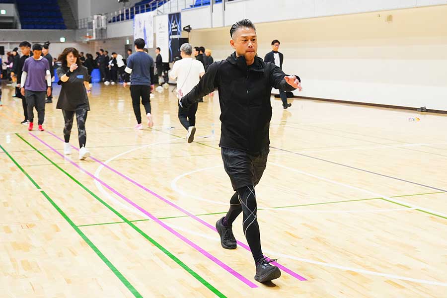 第三部ではイチロー氏直伝のトレーニングを実践。片岡さんも床に引かれた2本線に沿って歩く、走るを繰り返し動きの感覚を確かめた