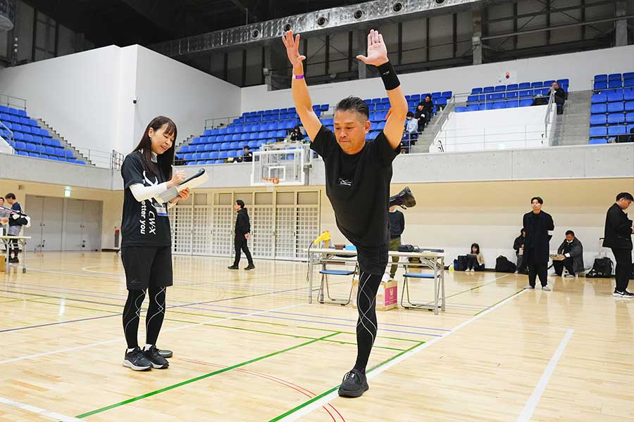 第一部で実施されたスポーツテスト。片岡さんら参加者は簡単な動作による4つの計測を行った