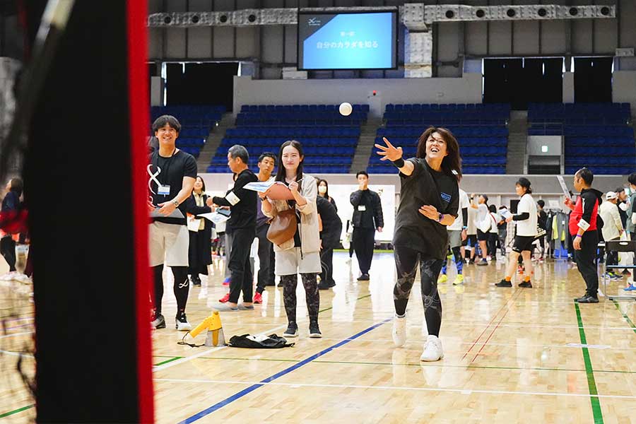 的に向かってボールを投げる関口さん。腕機能・動的能力を計測するスローイングテストも実施された