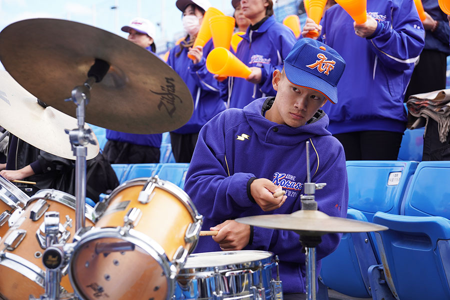 応援席でドラムを叩きナインを支えた神戸国際大付・赤司海斗【写真:澤田直人】