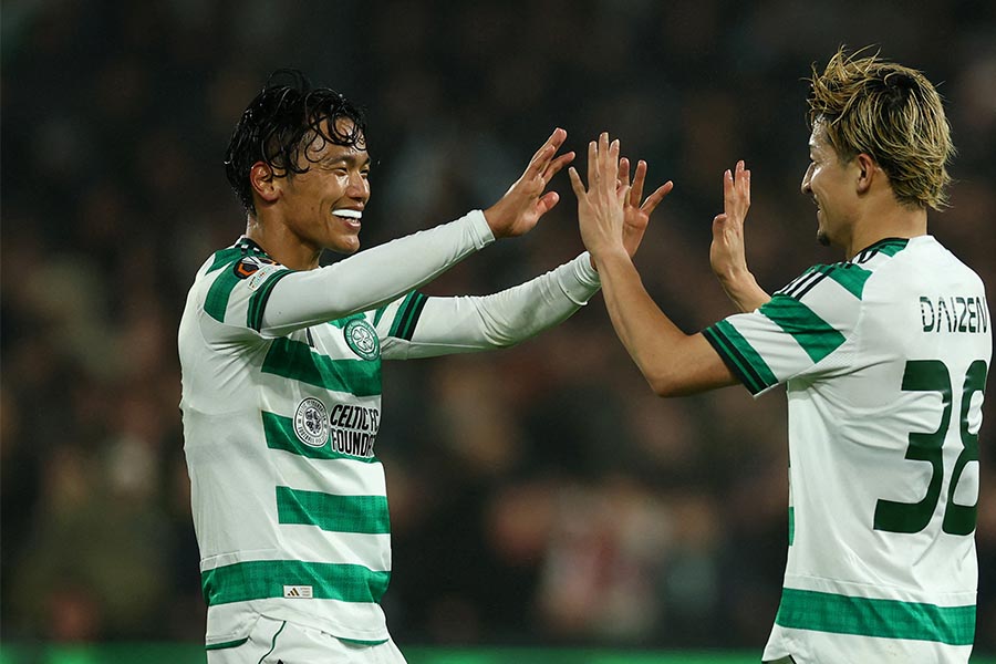 ゴールを決めて前田とハイタッチする旗手（左）【写真：ロイター】