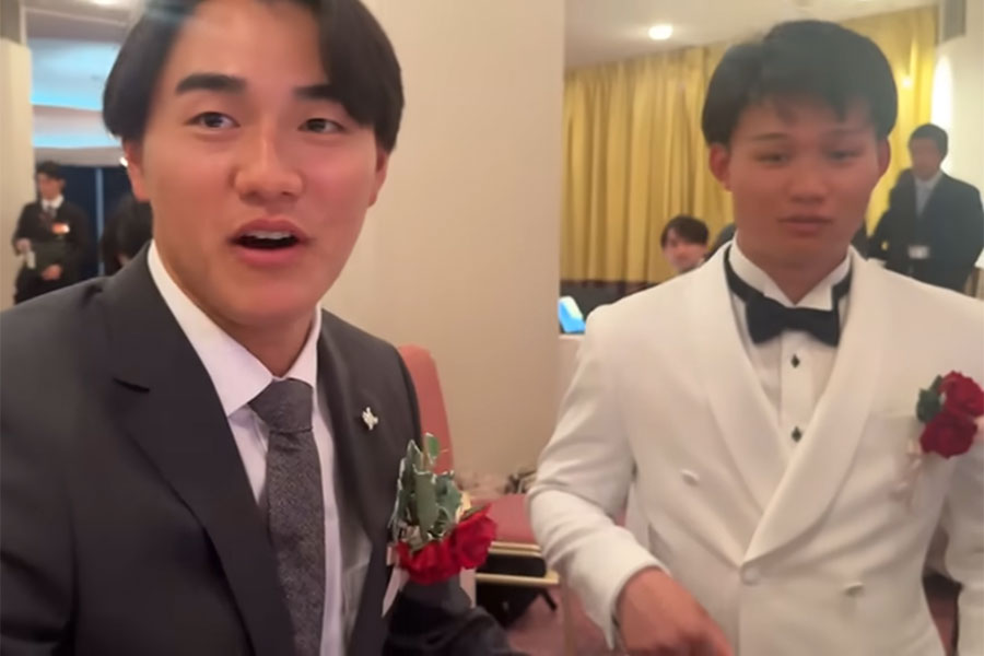 ロッテの新人王・西川(左)と森下が交流