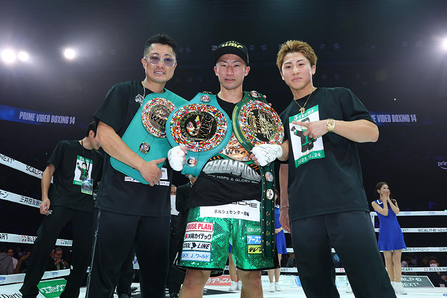 左から井上兄弟の父・真吾トレーナー、王者となった井上拓真、兄の井上尚弥【 写真:スポーツ報知/アフロ】