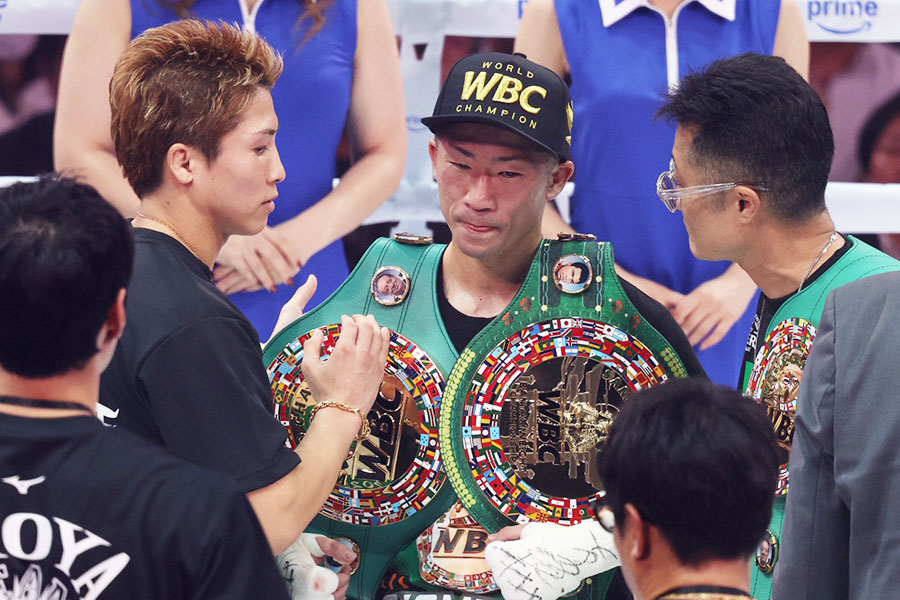 左から井上尚弥、王者となった弟の拓真、父の真吾トレーナー【写真:山口比佐夫】