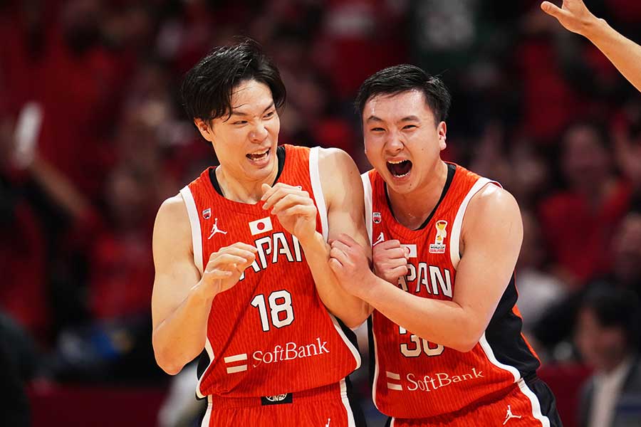 アジア1次予選の台湾戦に出場した馬場雄大(左)と富永啓生【写真:アフロスポーツ】