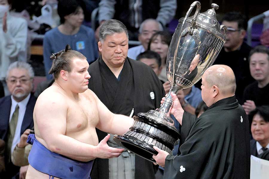 優勝した安青錦(左)【写真:スポーツ報知/アフロ】