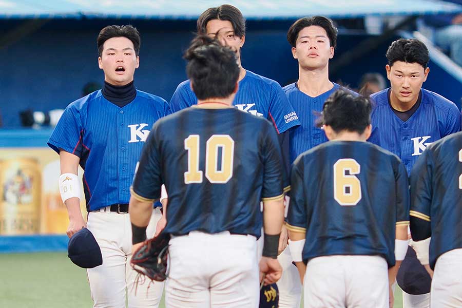 試合前に挨拶をする神奈川大・吉岡道泰主将(左端)【写真:羽鳥慶太】