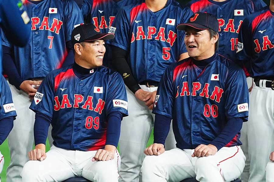 日本代表の井端監督(左)と金子ヘッドコーチ【写真:小林靖】