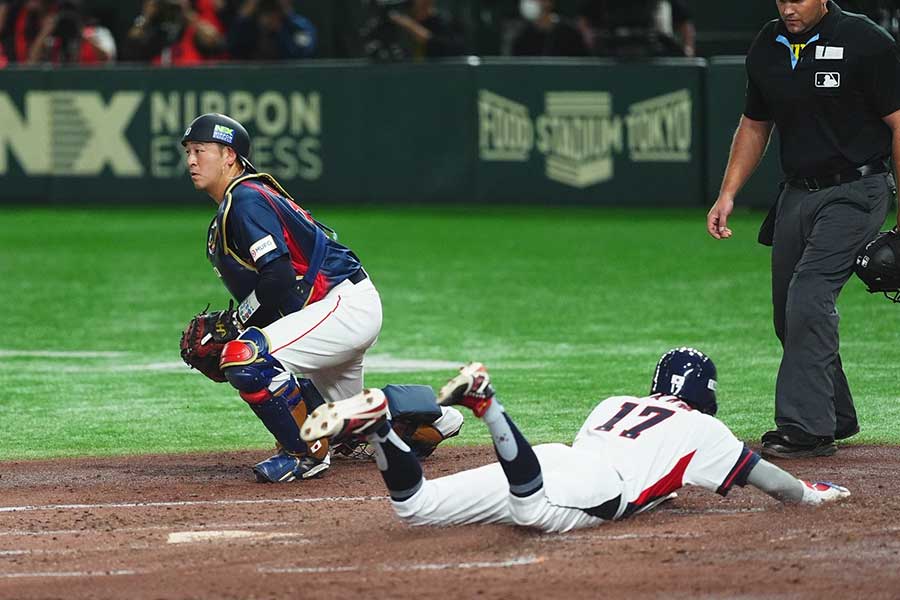 日韓戦でのバックホームは大きく左へ逸れるケースが目立った【写真:小林靖】