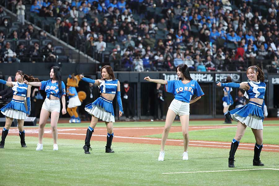 日韓OB戦できつねダンスを踊ったチアたち【写真:産経新聞社】