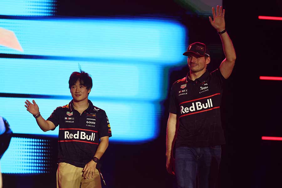 角田裕毅とマックス・フェルスタッペン（右）【写真：ロイター】