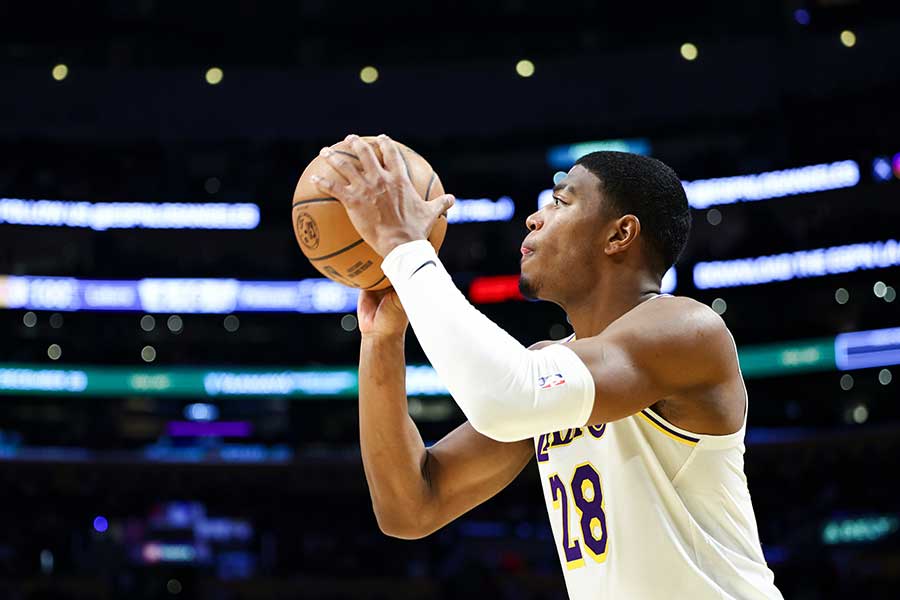 ペリカンズ戦に出場したレイカーズの八村塁【写真:AP/アフロ】