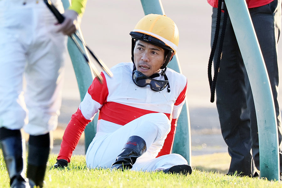 ジャパンカップでゴール後に落馬した戸崎圭太騎手【写真:産経新聞社】