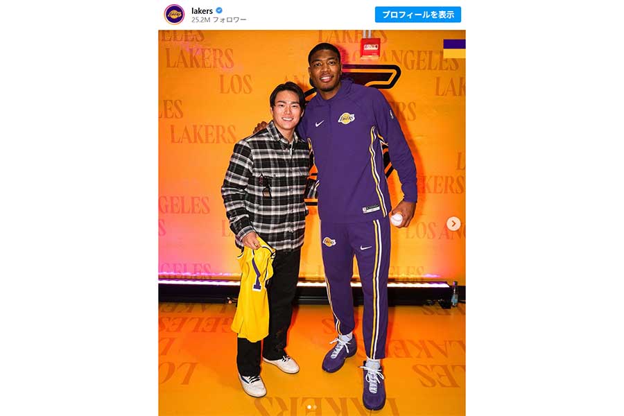 対面したドジャースの山本由伸(左)とレイカーズの八村塁(画像はレイカーズ公式インスタグラムのスクリーンショット)