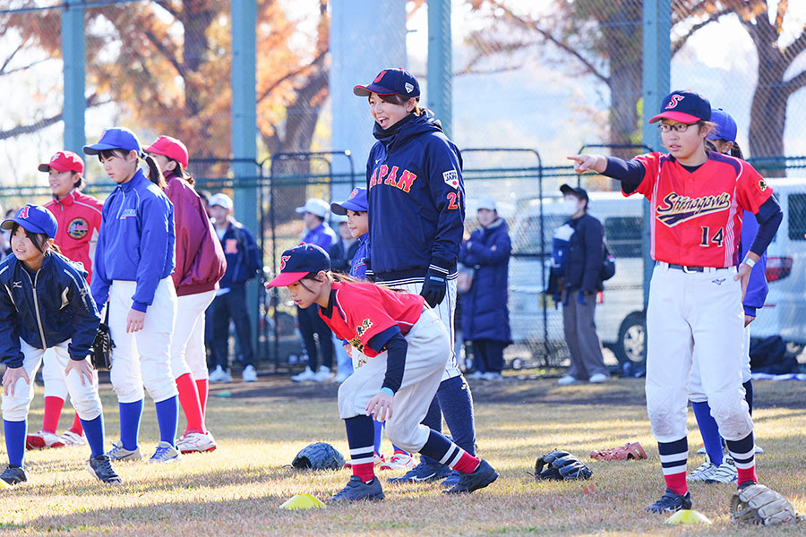 笑顔で女子選手を指導する川端さん(中央)【写真:主催者提供】
