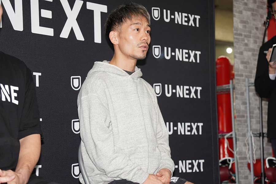 都内のジムで公開練習の前に会見を行った堤聖也【写真:澤田直人】