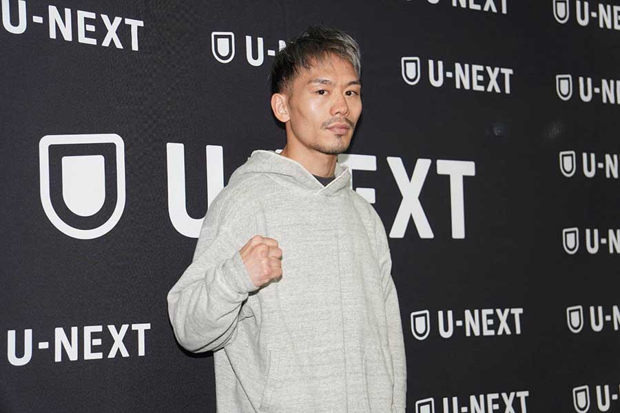 公開練習の前に行った会見でカメラに向かってポーズをとる堤【写真:澤田直人】