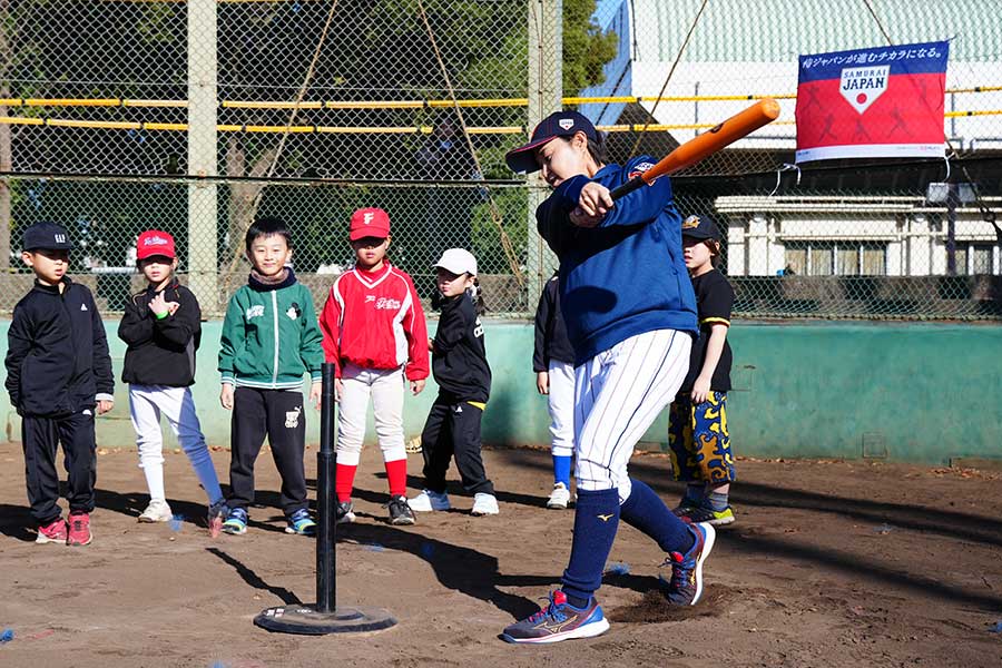 子どもたちに思い切り打つ楽しさを伝える中島監督【写真：主催者提供】