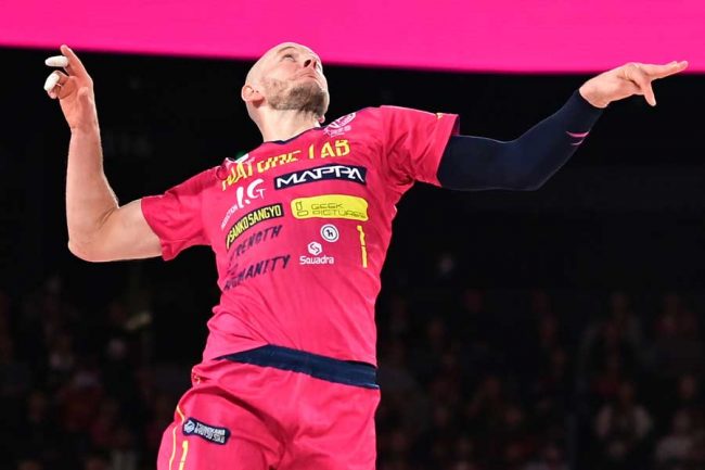 1400万円超ポルシェに「体おさまるの？」 205cm巨漢選手に羨望の声