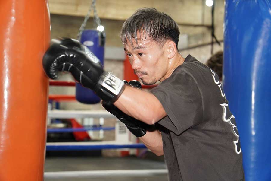 滝のような汗を流しながら、都内のジムで公開練習を行った堤聖也【写真:澤田直人】